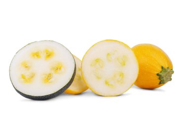 Yakın çekim mükemmel beyaz bir arka plan üzerinde izole taze, doğal, çiğ sarı kabak dilim resmini.