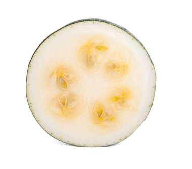 Beyaz bir arka plan üzerinde izole organik, ham ve taze kabak, tek bir dilim close-up. Mükemmel bir yuvarlak bir ark yeşil kabak sarı tohumları ile dilim. Sağlıklı, olgun yaz malzemeler.