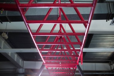 Kızıl silindirik metal, katı yukarıda tutulur çelik barlar ve açık bir gümüş renkli katta, ekipman spor yarışmaları için paralel yakın çekim. Spor egzersizleri için merdiven.