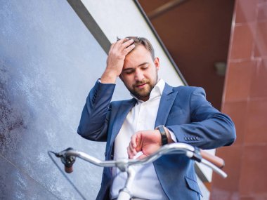 Bir iş adamı iş veya başka bir toplantı için terk edecek