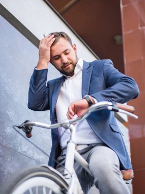 Bir iş adamı iş veya başka bir toplantı için terk edecek