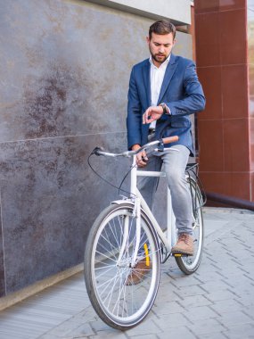 Bir iş adamı iş veya başka bir toplantı için terk edecek