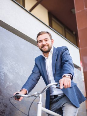 Bir iş adamı iş veya başka bir toplantı için terk edecek