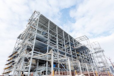 Kolay yükleme ve boşaltma için dış cephe kaplaması demiryolu yanında bulunan tahıl ambarları inşa. Silolar için buğday depolama ve kurutma.