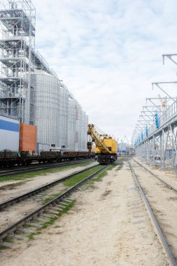 Kolay yükleme ve boşaltma için dış cephe kaplaması demiryolu yanında bulunan tahıl ambarları inşa. Silolar için buğday depolama ve kurutma.
