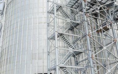 Kolay yükleme ve boşaltma için dış cephe kaplaması demiryolu yanında bulunan tahıl ambarları inşa. Silolar için buğday depolama ve kurutma.