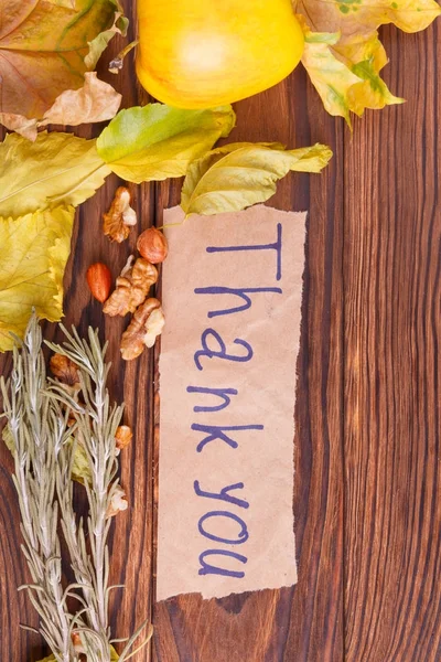El concepto otoñal de hortalizas miran de arriba sobre la bolsa y la mesa castaña de madera. Día de Acción de Gracias —  Fotos de Stock