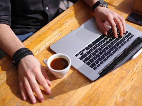 Свіжа кава для чудових ідей. Чоловік працює на ноутбуці . — стокове фото