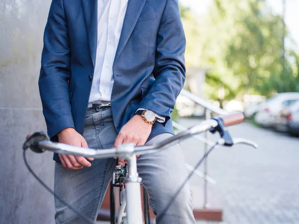 Biznesmen na zbliżenie rowerów z drogich zegar — Zdjęcie stockowe