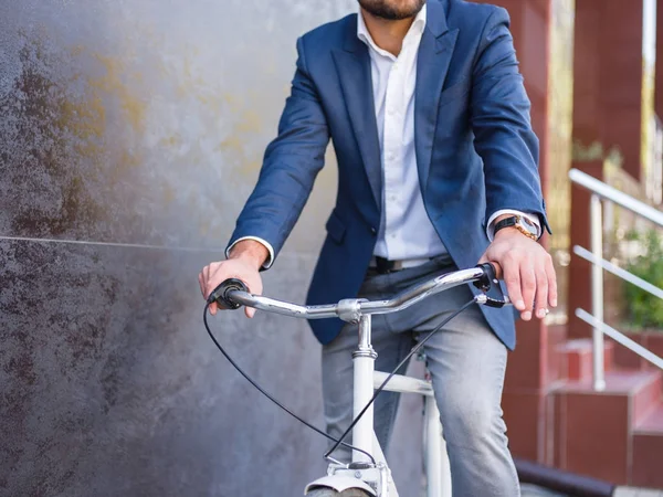Pahalı bir saat ile bir bisiklet yakın çekim üzerinde işadamı
