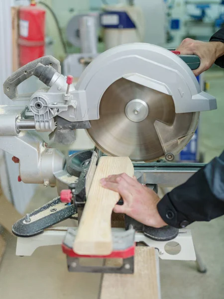 Daire testere ile kendine zarar vermemek için koruma