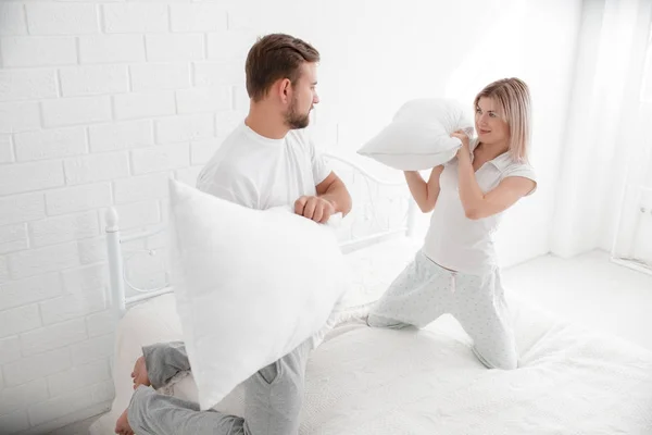 Чуттєва молода пара разом у ліжку. Щаслива пара в спальні на білому тлі . — стокове фото