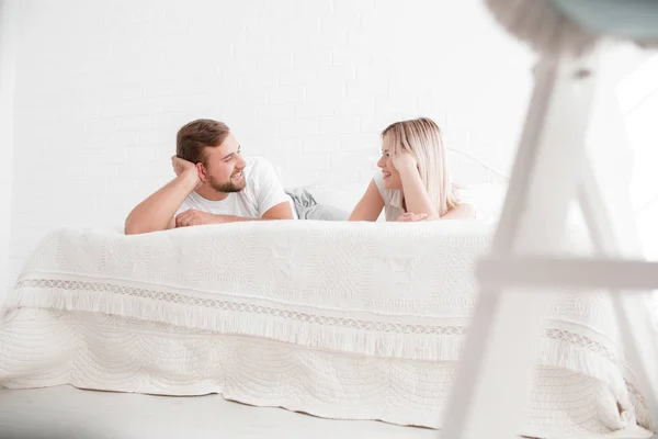 Чувственная молодая пара в постели. Счастливая пара в спальне на белом фоне . — стоковое фото