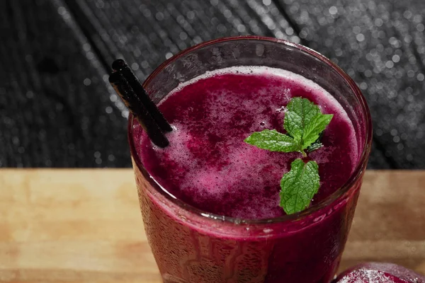 Grand Verre Jus Betterave Mélangé Sucré Sur Fond Bois Smoothie — Photo