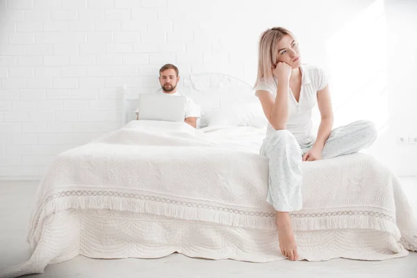 Чуттєва молода пара разом у ліжку. Щаслива пара в спальні на білому тлі . — стокове фото