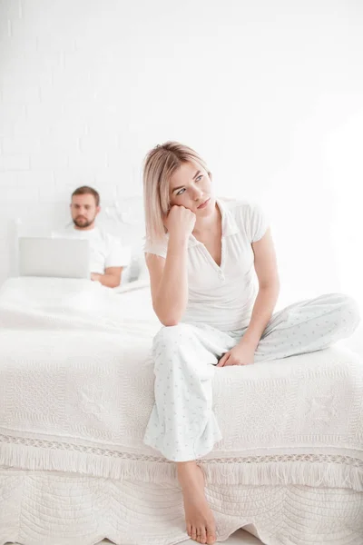 性感的年轻夫妇一起躺在床上。幸福的夫妇，在白色背景上的卧室里. — 图库照片