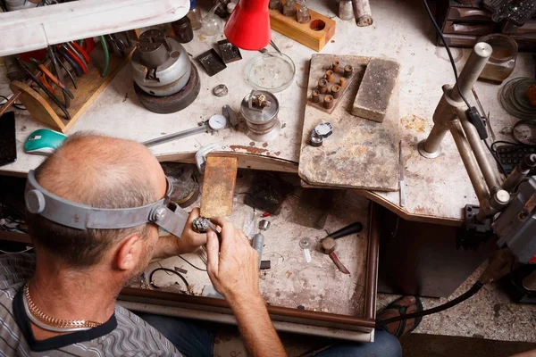 Primer plano de un joyero en el trabajo sobre un fondo de taller. Equipo de manualidades. Concepto de joyería hecha a mano . — Foto de Stock