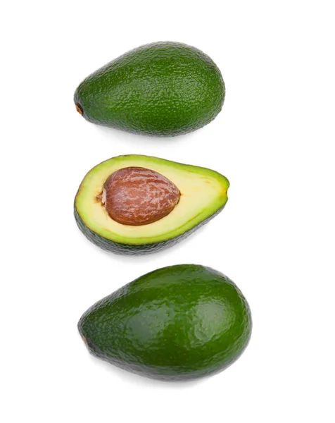 Een Bovenaanzicht Van Twee Hele Groene Avocado Één Gesneden Helft — Stockfoto