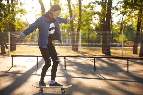 Rapariga a andar de skate. Skateboarding. Ao ar livre, estilo de vida . — Fotografia de Stock