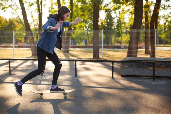 Rapariga a andar de skate. Skateboarding. Ao ar livre, estilo de vida . — Fotografia de Stock