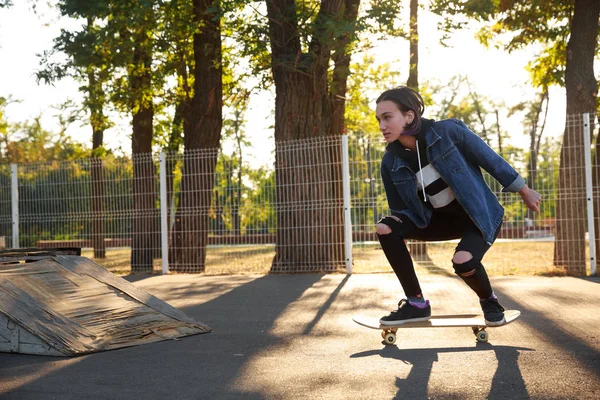 Rapariga a andar de skate. Skateboarding. Ao ar livre, estilo de vida . — Fotografia de Stock