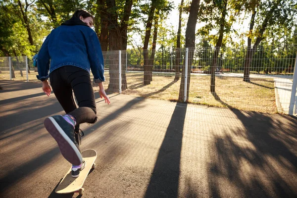 Rapariga a andar de skate. Skateboarding. Ao ar livre, estilo de vida . — Fotografia de Stock