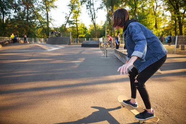 若い女の子がスケート ボードに乗っています。スケート ボード。アウトドア、ライフ スタイル. — ストック写真