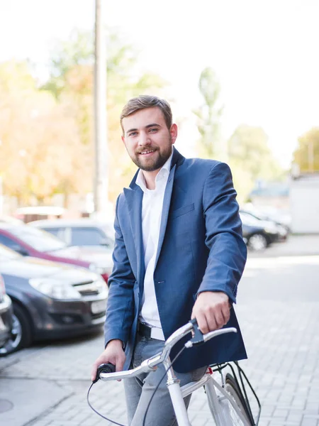Biznes pozytywny człowiek z rowerem na tle miasta. Pojęcie transportu Eco. Miejsce. — Zdjęcie stockowe