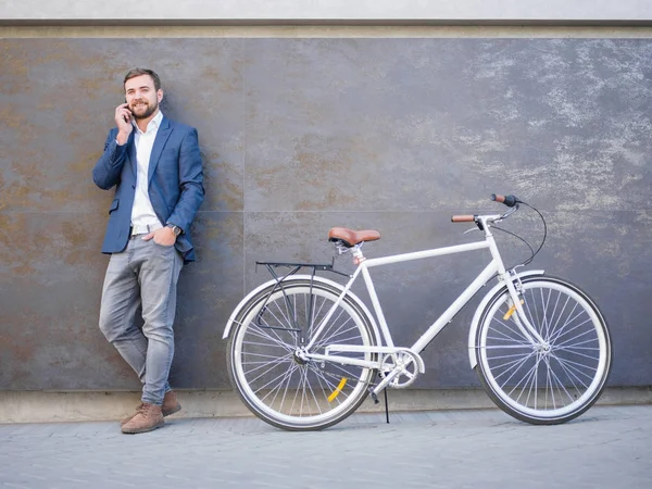 İşadamı bir iş konuşma, yakındaki bir bisiklet ile