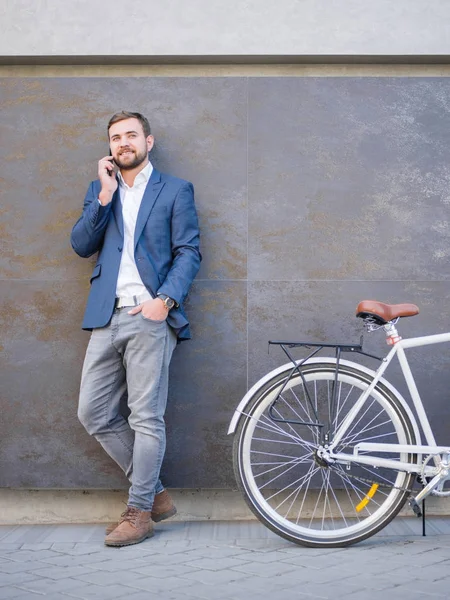 İşadamı bir iş konuşma, yakındaki bir bisiklet ile