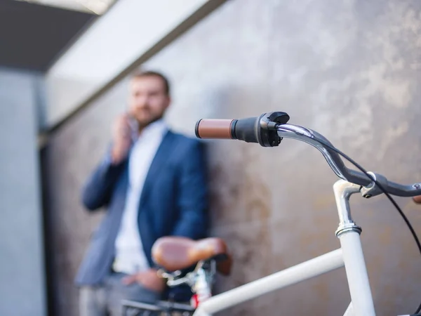 Empresario con una conversación de negocios, una bicicleta cerca — Foto de Stock