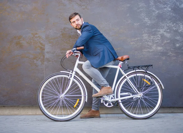 Bir iş adamı iş veya başka bir toplantı için terk edecek