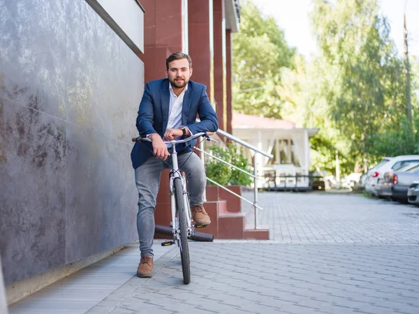 Bir iş adamı iş veya başka bir toplantı için terk edecek