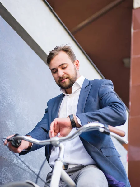 Bir iş adamı iş veya başka bir toplantı için terk edecek