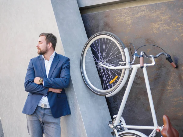 Yan Bisiklet yanındaki isteyen işadamı onun arka ayakları üzerinde kaldırdı