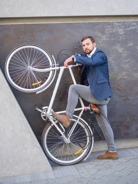 İşadamı onun beyaz Bisiklet kaldırdı ve durdu
