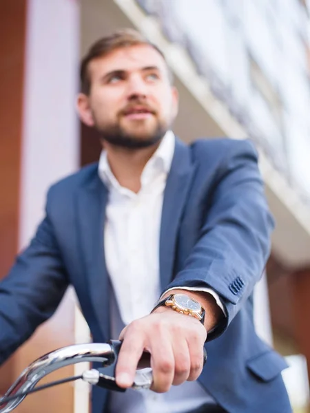 Un hombre de negocios se va a ir a trabajar u otra reunión — Foto de Stock