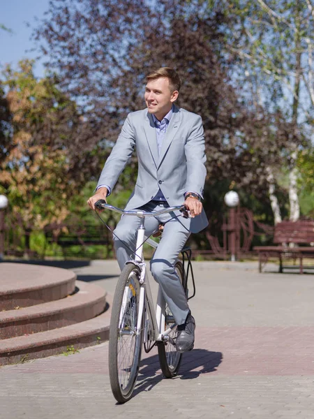 Facet w piękny strój na rower jedzie ulicą — Zdjęcie stockowe
