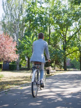 Güzel bir kıyafeti giyen ileri yolda bırakır