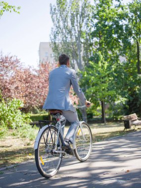 Güzel bir kıyafeti giyen ileri yolda bırakır