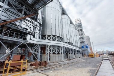 Silolar için buğday depolama ve kurutma. Kolay yükleme ve boşaltma için dış cephe kaplaması demiryolu yakınındaki tahıl ambarları inşa. 