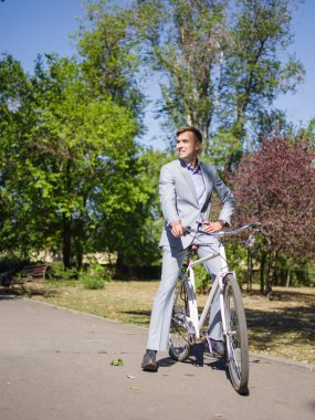 Adam bisikleti üzerinde oturur ve hiçbir yere gitmez