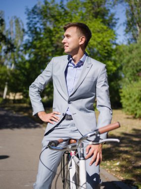 Adam bisikleti üzerinde oturur ve hiçbir yere gitmez