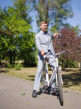Adam bisikleti üzerinde oturur ve hiçbir yere gitmez