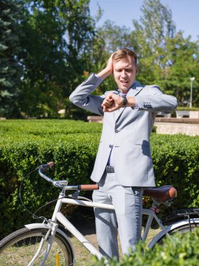 Bisikletle güzel elbiseli bir adam sokakta rides