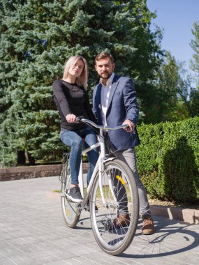 Bir adam onun kız motora biniyor