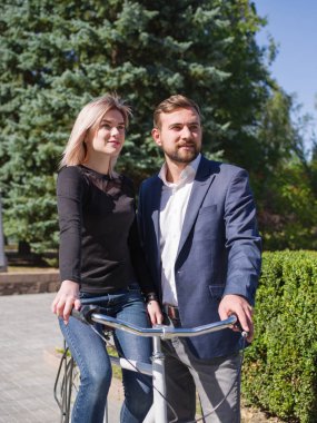 Bir adam onun kız motora biniyor