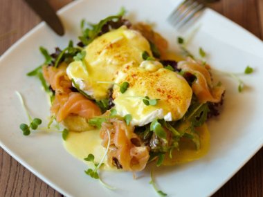 Yakın çekim resmini kırmızı acı biber, tuzlu somon, turp yaprakları ve büyük bir plaka üzerinde bir açık kahverengi renkli mayo ile haşlanmış yumurta. Geleneksel Cafe kahvaltı. Organik ve sağlıklı Öğle Yemeği.