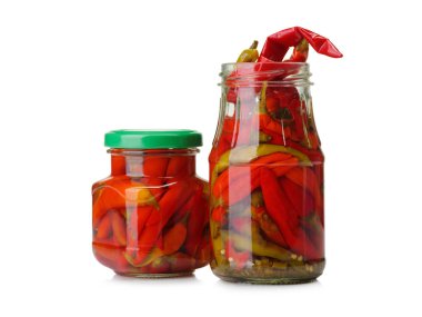 Gri zemin üzerine kırmızı biber biber. Çeşitli renkli çeşitleri sıcak ve tatlı biber. Meksika sıcak biber renkli karışımı. Beyaz arka plan kesme izole kurutulmuş kırmızı ya da kırmızı biber biber.