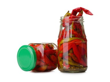 Beyaz zemin üzerine kırmızı biber biber. Çeşitli renkli çeşitleri sıcak ve tatlı biber. Meksika sıcak biber renkli karışımı. Beyaz arka plan kesme izole kurutulmuş kırmızı ya da kırmızı biber biber.